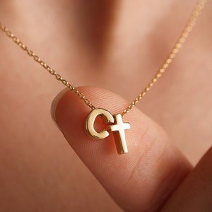 Collar de letras cruzadas, collar de letras de oro personalizado, collar de oro de 14 k, collar de mini cruz, collar inicial, regalo para ella, regalo del día de la madre imagen 1