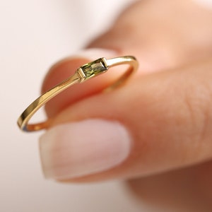 Anillo de piedra de nacimiento baguette, anillo de piedra de nacimiento de traje, anillo personalizado, anillo de oro de 14K, anillo apilable, anillo diario, regalo de dama de honor, regalo del día de la madre imagen 4