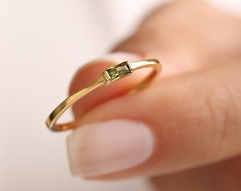 Anillo de piedra de nacimiento baguette, anillo de piedra de nacimiento de traje, anillo personalizado, anillo de oro de 14K, anillo diario, regalo de dama de honor, regalo del día de la madre