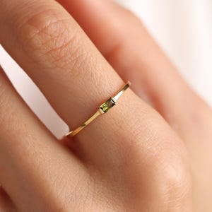 Anel com pedra de nascimento em formato de baguete, Anel personalizado com pedra de nascimento, Anel em ouro 14K, Anel personalizado, Anel para usar em conjunto com outros anéis, Anel para mães, Presente para madrinhas, Presente para a mãe