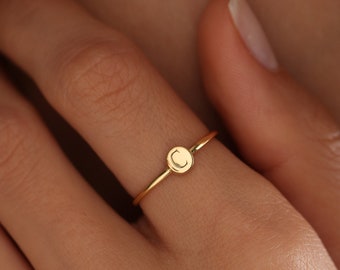 Anel de sinete com inicial gravada delicada: anel de dedo mindinho personalizado em prata esterlina