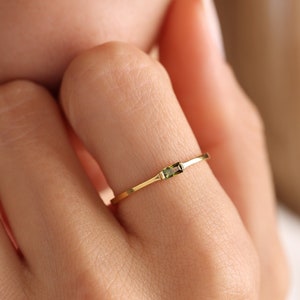 Anillo de piedra de nacimiento baguette, anillo de piedra de nacimiento de traje, anillo personalizado, anillo de oro de 14K, anillo apilable, anillo diario, regalo de dama de honor, regalo del día de la madre imagen 1