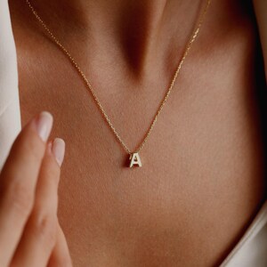 Collar con inicial delicada, collar con letra inicial pequeña, collar delicado en capas, joyería minimalista, regalo de San Valentín, regalo de Navidad