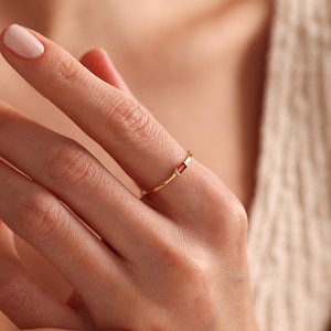 Anillo de piedra de nacimiento baguette, anillo de piedra de nacimiento de traje, anillo personalizado, anillo de oro de 14K, anillo apilable, anillo diario, regalo de dama de honor, regalo del día de la madre imagen 9