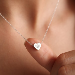 Collar de corazón, collar de corazón grabado, collar de oro de 14k, collar de corazón con monograma, regalo de dama de honor, regalo del día de la madre, collar con letra personalizada