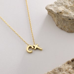 Collar de letras cruzadas, collar de letras de oro personalizado, collar de oro de 14 k, collar de mini cruz, collar inicial, regalo para ella, regalo del día de la madre imagen 4