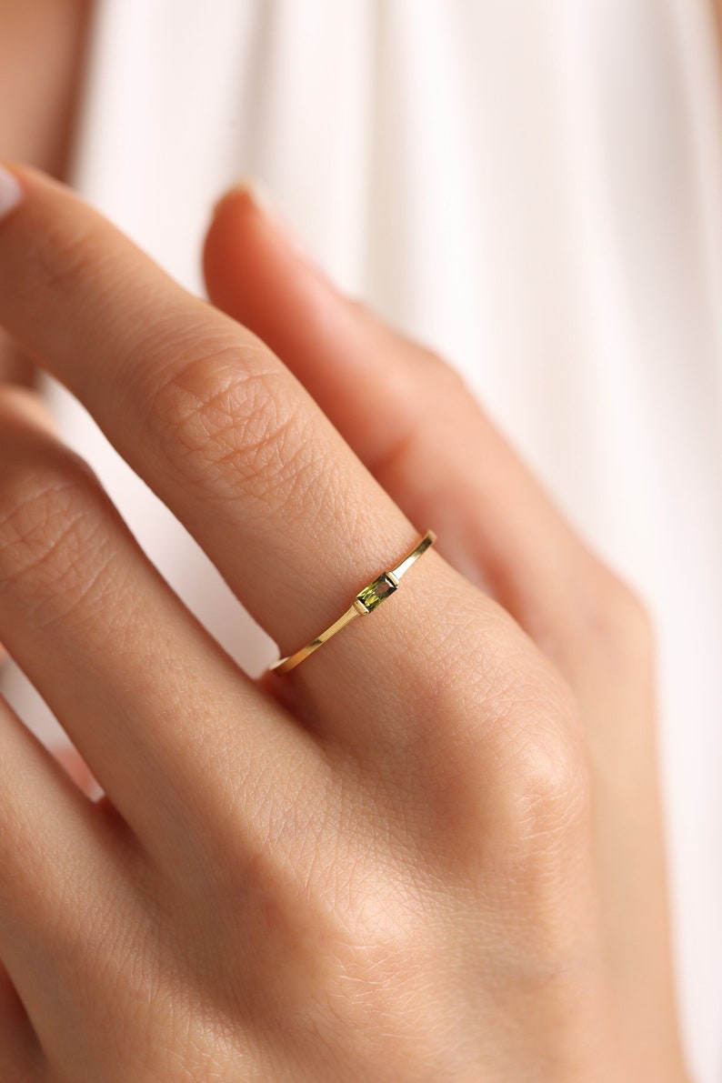 Anillo de piedra de nacimiento baguette, anillo de piedra de nacimiento de traje, anillo personalizado, anillo de oro de 14K, anillo apilable, anillo diario, regalo de dama de honor, regalo del día de la madre imagen 2
