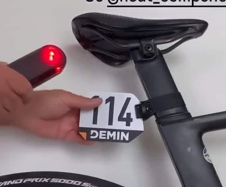 Support De Plaque De Dossard Pour Vélo – Compatible Guidon Rond Et Aéro, Avec Plaque PVC, Adaptateur Caméra Action Et Vis Inox 304