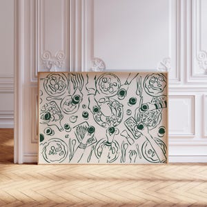 Może przedstawiać: Oprawiony wydruk artystyczny z zielonym rysunkiem linii przedstawiającym scenę obiadową. Ilustracja przedstawia stół z jedzeniem, napojami i rękami sięgającymi po przedmioty. Grafika ma neutralne tło i jest wystawiona w pomieszczeniu z białymi panelami i drewnianą podłogą.