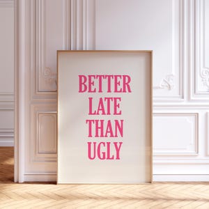 Más vale tarde que feo, letras mayúsculas, arte de pared preppy, rosa beige de moda, decoración de dormitorio, cita positiva divertida y linda, arte de baño