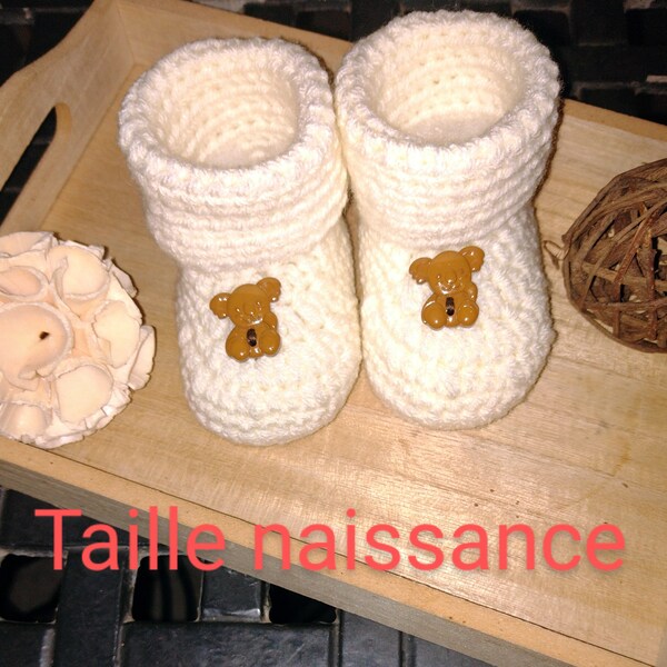 Chausson bébé, couleur crème , décoré avec un bouton ourson,taille naissance, fait main au crochet