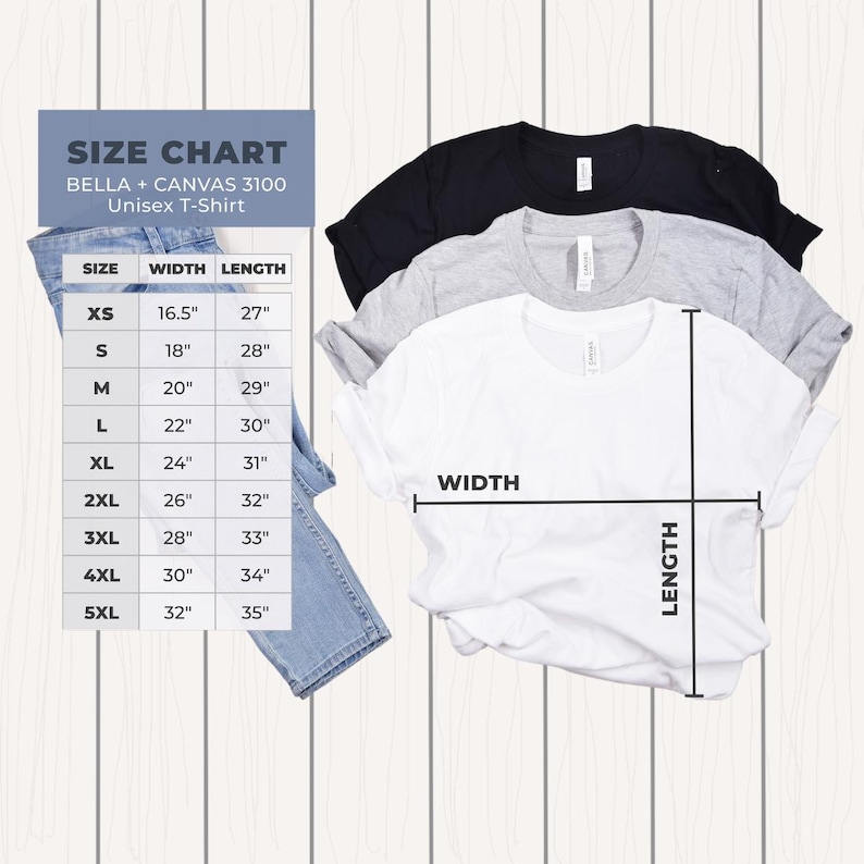 K&ouml;nnte beinhalten: Drei Unisex-T-Shirts in Schwarz, Grau und Wei&szlig;, mit einer Gr&ouml;&szlig;entabelle f&uuml;r BELLA + CANVAS 3100 Shirts. Die Tabelle zeigt die Gr&ouml;&szlig;en XS bis 5XL, mit Breiten- und L&auml;ngenma&szlig;en in Zentimetern. Die Shirts werden auf einer hellen Holzmaserung pr&auml;sentiert.