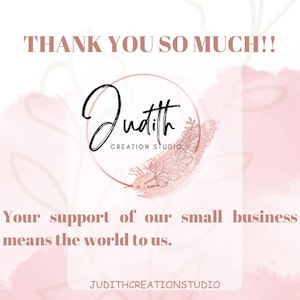 K&ouml;nnte beinhalten: Eine rosa-wei&szlig;e Grafik mit dem Text "THANK YOU SO MUCH!!" oben. Das Bild zeigt ein kreisf&ouml;rmiges Logo mit dem Namen "Judith" in Schreibschrift und den Worten "CREATION STUDIO" darunter. Der Text "Your support of our small business means the world to us." ist ebenfalls enthalten.