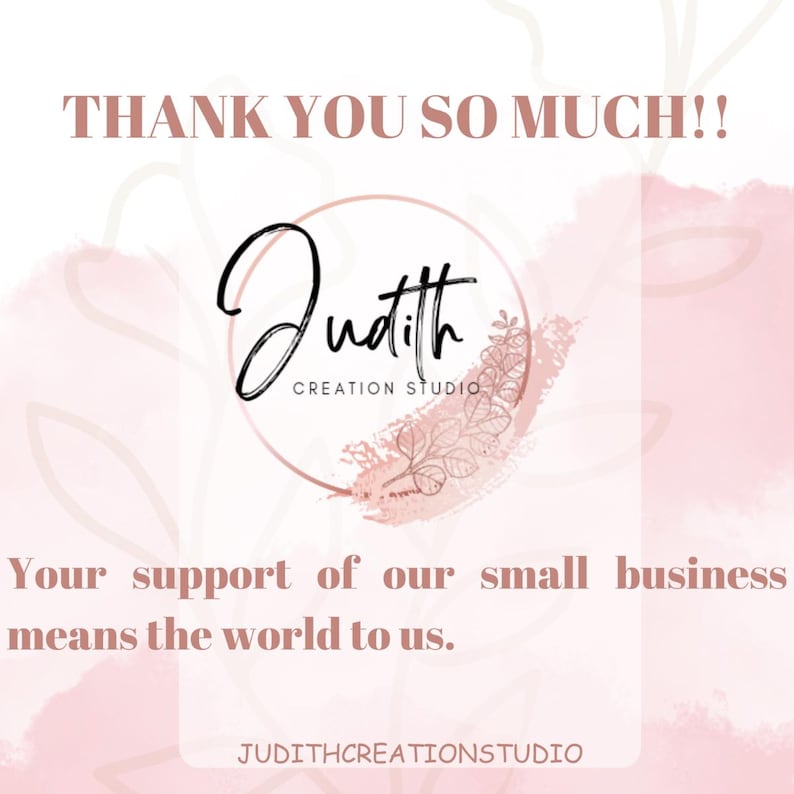 K&ouml;nnte beinhalten: Eine rosa-wei&szlig;e Grafik mit dem Text "THANK YOU SO MUCH!!" oben. Das Bild zeigt ein kreisf&ouml;rmiges Logo mit dem Namen "Judith" in Schreibschrift und den Worten "CREATION STUDIO" darunter. Der Text "Your support of our small business means the world to us." ist ebenfalls enthalten.