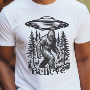 UFO und Big Foot Believe Unisex T-Shirt, Alien Entführung Top, Vintage inspiriertes Tshirt, Sasquatch T-Shirt, lustiges Alien Geschenk, Wald Shirt,