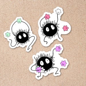 Ruß Sprite Vinyl Aufkleber - Handgezeichneter, laminierter, Ghibli-inspirierter süßer Aufkleber, Anime für Journal, Laptop, Wasserflasche