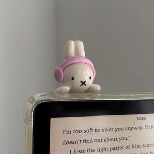 Handgemachter Miffy Peeker Anhänger: Kawaii Häschen Hipper Topper aus Polymer Clay | Niedliche Deko für Kindle, Handy, Laptop, Tablet, Blumentöpfe, Ereader