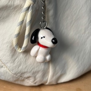 Portachiavi Snoopy fatto a mano – Grazioso ciondolo per borsa in pasta polimerica kawaii dei Peanuts, accessorio per fan e amanti dei regali