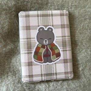 キルトベア Kindle インサート – 手作りコテージコアの快適な電子書籍リーダー、Kobo アクセサリー、クリアケースインサート、そして読書好きのための文房具