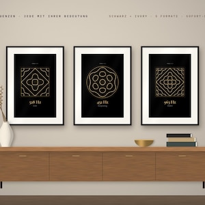 Może przedstawiać: Trzy oprawione grafiki ścienne z geometrycznymi złotymi liniami na czarnym tle. Wydruki przedstawiają częstotliwości 528 Hz, 432 Hz i 963 Hz. Tekst na górze brzmi 10 FREQUENZEN JEDE MIT IHRER BEDEUTUNG SCHWARZ + IVORY 5 FORMATE SOFORT-DOWNLOAD.