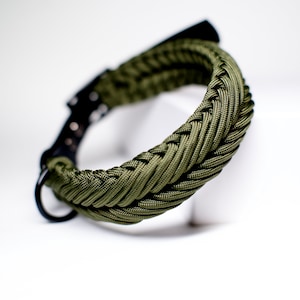 Wide dog collar made of paracord in dark green for large and medium dogs, adjustable strap Biothane collars with strong metal hardware