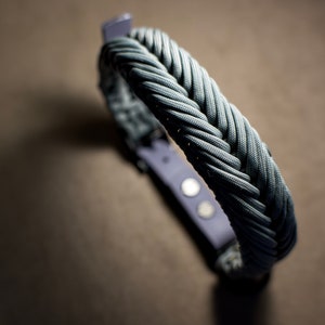 Collare per cani fantasia per cani grandi e medi in grigio chiaro, ampio e resistente, realizzato a mano in resistente paracord, cinturino in Biothane e hardware in metallo