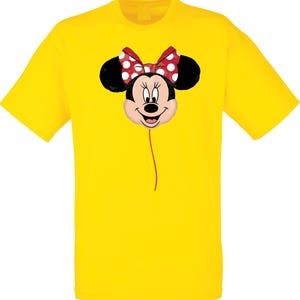 K&ouml;nnte beinhalten: Ein gelbes T-Shirt mit einem Minnie Mouse Ballon-Design. Der Ballon hat ein l&auml;chelndes Gesicht, schwarze Ohren und eine rote Schleife mit wei&szlig;en Punkten. Eine rote Schnur geht vom Ballon aus.