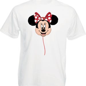 K&ouml;nnte beinhalten: Wei&szlig;es T-Shirt mit einem Minnie-Maus-Ballon-Design. Der Ballon hat eine rote Schleife mit wei&szlig;en Punkten, schwarze Ohren und ein l&auml;chelndes Gesicht. Ein roter Faden erstreckt sich vom Ballon.