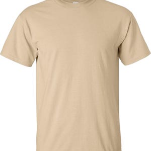 K&ouml;nnte beinhalten: Ein einfarbiges, hellbraunes T-Shirt mit kurzen &Auml;rmeln und Rundhalsausschnitt. Das T-Shirt besteht aus einem weichen Stoff und hat ein schlichtes, l&auml;ssiges Design. Der Ausschnitt ist gerippt.