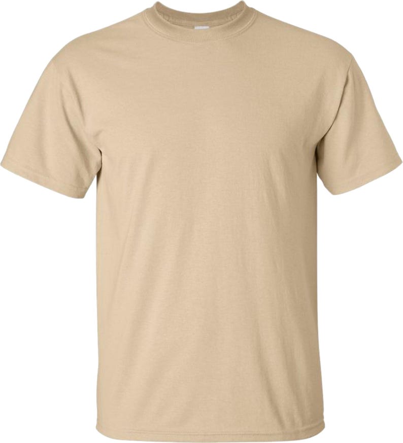 K&ouml;nnte beinhalten: Ein einfarbiges, hellbraunes T-Shirt mit kurzen &Auml;rmeln und Rundhalsausschnitt. Das T-Shirt besteht aus einem weichen Stoff und hat ein schlichtes, l&auml;ssiges Design. Der Ausschnitt ist gerippt.