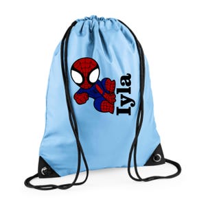 Puede incluir: Mochila con cord&oacute;n azul claro con un gr&aacute;fico de dibujos animados de Spider-Man en rojo, azul y negro. El nombre "Iyla" est&aacute; impreso en negro en el lado derecho. La bolsa tiene cordones negros y esquinas negras reforzadas.