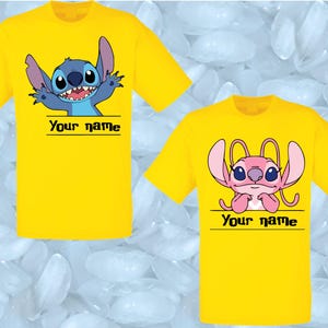 Peut inclure: Deux t-shirts jaunes avec des personnages de dessins anim&eacute;s. L'un repr&eacute;sente un extraterrestre bleu avec le texte "Your name". L'autre montre un extraterrestre rose avec le m&ecirc;me texte. Les deux ont des manches courtes.