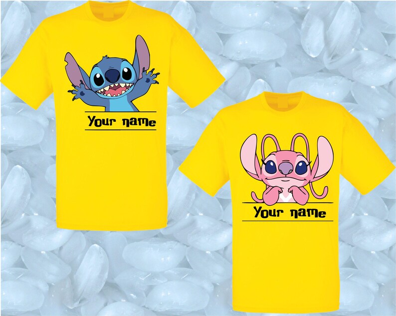 Peut inclure: Deux t-shirts jaunes avec des personnages de dessins anim&eacute;s. L'un repr&eacute;sente un extraterrestre bleu avec le texte "Your name". L'autre montre un extraterrestre rose avec le m&ecirc;me texte. Les deux ont des manches courtes.