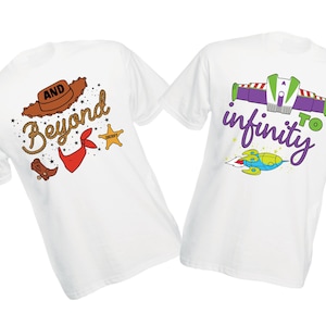 Peut inclure: Deux t-shirts blancs avec des graphiques colorés. L'un présente un chapeau de cowboy, une corde, un bandana, une botte et une étoile avec les mots "Beyond" et "And". L'autre affiche une fusée et les mots "To Infinity".