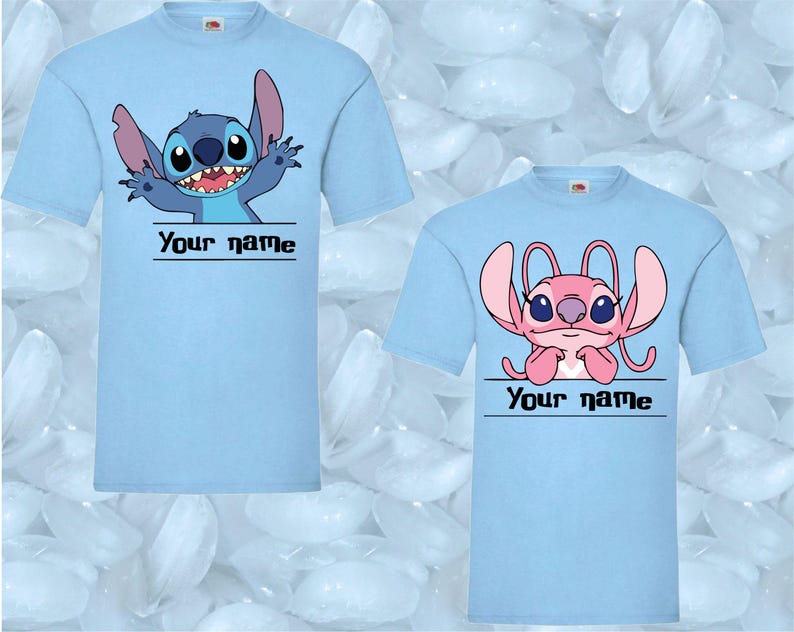 Peut inclure: Deux t-shirts bleu clair. L'un pr&eacute;sente un personnage de dessin anim&eacute; bleu avec le texte "Your name" en dessous. L'autre pr&eacute;sente un personnage de dessin anim&eacute; rose avec le texte "Your name" en dessous.