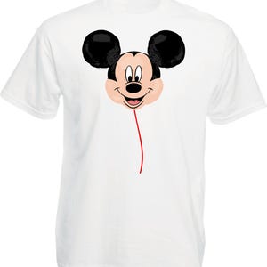 K&ouml;nnte beinhalten: Wei&szlig;es T-Shirt mit einem Cartoon-Bild von Mickey Mouses Gesicht als Ballon. Der Ballon hat schwarze Ohren, ein pfirsichfarbenes Gesicht und eine rote Schnur. Das Design ist mittig auf der Vorderseite des Shirts platziert.