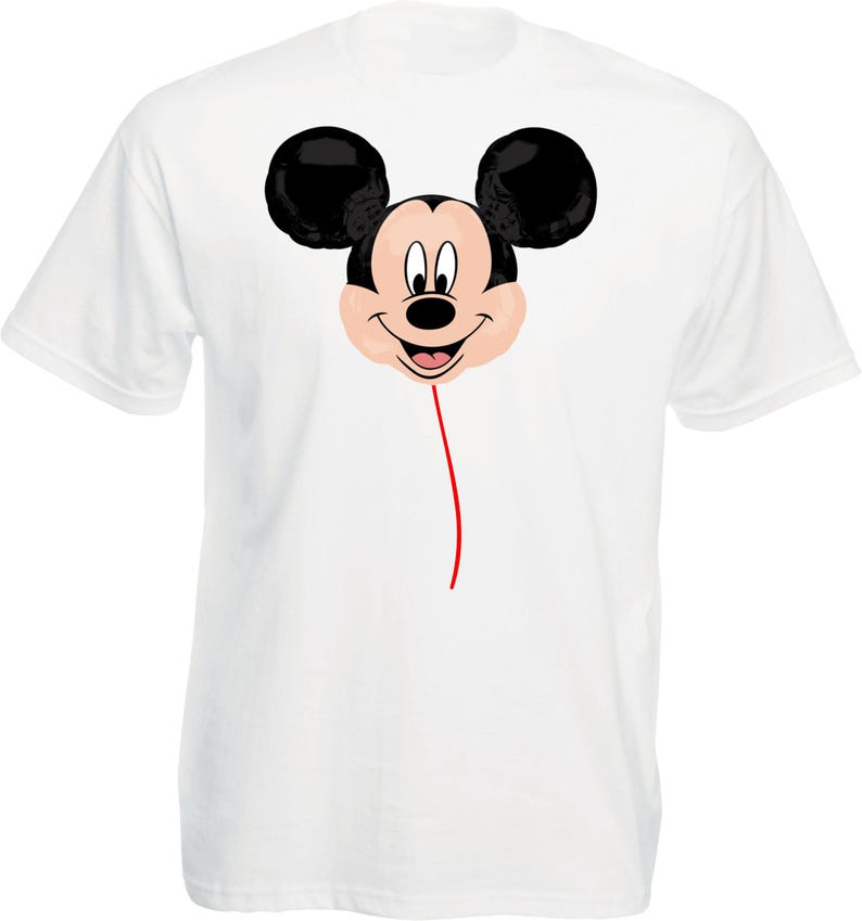 K&ouml;nnte beinhalten: Wei&szlig;es T-Shirt mit einem Cartoon-Bild von Mickey Mouses Gesicht als Ballon. Der Ballon hat schwarze Ohren, ein pfirsichfarbenes Gesicht und eine rote Schnur. Das Design ist mittig auf der Vorderseite des Shirts platziert.