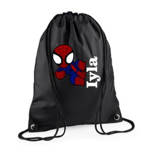 Puede incluir: Mochila con cord&oacute;n negra con un dibujo de Spider-Man en rojo, azul y blanco. El nombre "Iyla" est&aacute; impreso en blanco en el lado derecho. La mochila tiene cordones negros y ojales met&aacute;licos. Ideal para actividades deportivas.