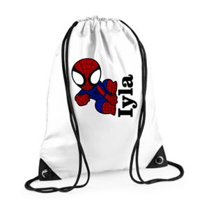 Puede incluir: Mochila con cord&oacute;n blanca con un dise&ntilde;o de Spider-Man de dibujos animados en rojo, azul y negro. El nombre "Iyla" est&aacute; impreso en negro en el lado derecho. La bolsa tiene cordones negros y esquinas reforzadas.