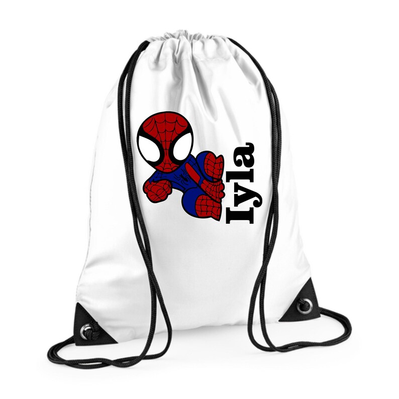 Puede incluir: Mochila con cord&oacute;n blanca con un dise&ntilde;o de Spider-Man de dibujos animados en rojo, azul y negro. El nombre "Iyla" est&aacute; impreso en negro en el lado derecho. La bolsa tiene cordones negros y esquinas reforzadas.