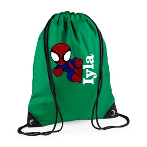 Puede incluir: Mochila con cord&oacute;n verde con un gr&aacute;fico de dibujos animados de Spider-Man en rojo, azul y blanco. El nombre "Iyla" est&aacute; impreso en blanco. La bolsa tiene cordones negros y ojales met&aacute;licos.