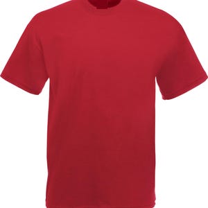 K&ouml;nnte beinhalten: Ein einfarbiges rotes T-Shirt mit kurzen &Auml;rmeln. Das Shirt hat einen Rundhalsausschnitt und ein schlichtes, l&auml;ssiges Design. Der Stoff scheint weich und bequem zu sein. Das T-Shirt ist in einem leuchtenden Rot gehalten.