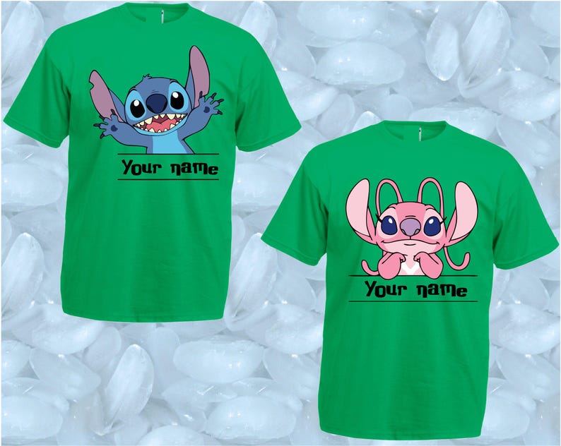 Peut inclure: Deux t-shirts verts avec des personnages de dessins anim&eacute;s. L'un pr&eacute;sente un personnage bleu, l'autre un personnage rose, tous deux avec le texte "Your name" en dessous. Les deux ont des manches courtes.