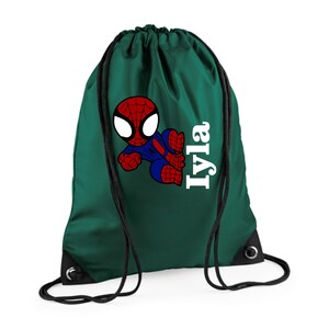 Puede incluir: Una mochila con cord&oacute;n de color verde oscuro con un dise&ntilde;o de Spider-Man de dibujos animados en rojo, azul y blanco. El nombre "Iyla" est&aacute; impreso en blanco. La bolsa tiene cordones y ojales negros.