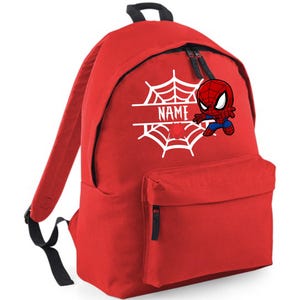 Op de afbeelding: Rode rugzak met een wit spinnenwebontwerp en het woord "NAME", plus een cartoon Spider-Man-afbeelding. Hij heeft een voorvak, zwarte ritsen en zwarte schouderbanden. Een praktische en stijlvolle accessoire voor studenten.