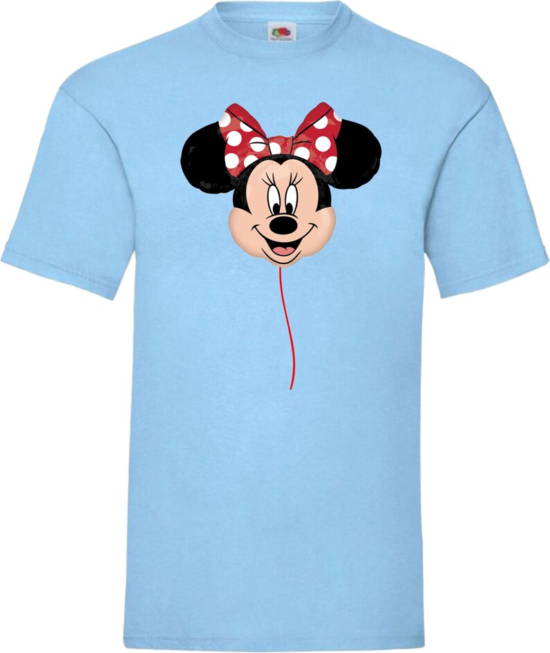 K&ouml;nnte beinhalten: Hellblaues T-Shirt mit einem Minnie Mouse-Motiv. Das Design zeigt Minnie's Gesicht, eine rote Schleife mit wei&szlig;en Punkten und schwarze Ohren. Eine rote Linie erstreckt sich vom Gesicht und erzeugt einen Ballon-Effekt. Das T-Shirt ist kurz&auml;rmelig.