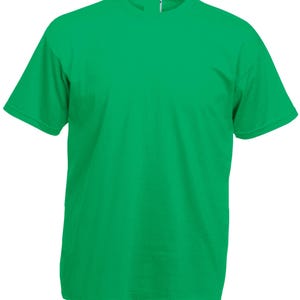 K&ouml;nnte beinhalten: Ein einfarbiges, gr&uuml;nes T-Shirt mit kurzen &Auml;rmeln. Das T-Shirt hat einen Rundhalsausschnitt und eine klassische Passform. Der Stoff scheint weich und atmungsaktiv zu sein, geeignet f&uuml;r Freizeitkleidung. Die leuchtend gr&uuml;ne Farbe ist gleichm&auml;&szlig;ig.