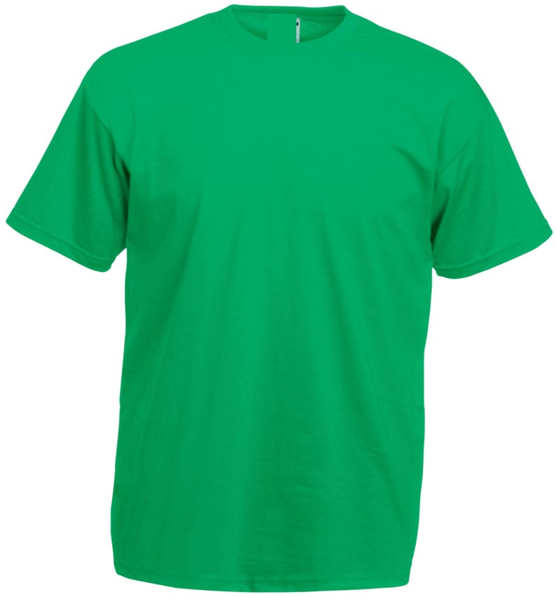 K&ouml;nnte beinhalten: Ein einfarbiges, gr&uuml;nes T-Shirt mit kurzen &Auml;rmeln. Das T-Shirt hat einen Rundhalsausschnitt und eine klassische Passform. Der Stoff scheint weich und atmungsaktiv zu sein, geeignet f&uuml;r Freizeitkleidung. Die leuchtend gr&uuml;ne Farbe ist gleichm&auml;&szlig;ig.