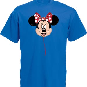 K&ouml;nnte beinhalten: Ein k&ouml;nigsblaues T-Shirt mit einem Minnie Mouse Ballon-Design. Der Ballon hat ein l&auml;chelndes Gesicht, schwarze Ohren und eine rote Schleife mit wei&szlig;en Punkten. Eine rote Schnur erstreckt sich vom Ballon.