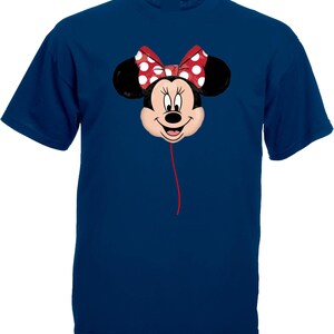 K&ouml;nnte beinhalten: Marineblaues T-Shirt mit einem Minnie-Maus-Ballon-Design. Der Ballon hat eine rote Schleife mit wei&szlig;en Punkten, schwarze Ohren und eine rote Schnur. Das Design befindet sich auf der Vorderseite des Shirts.